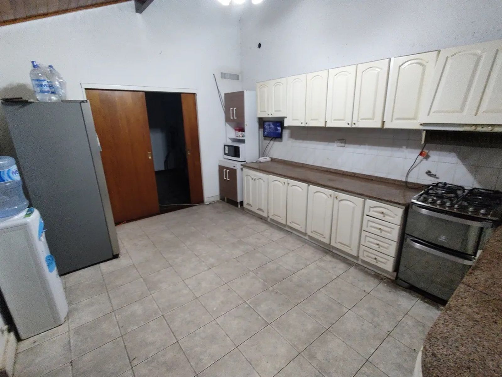VENTA CASA 5 AMBIENTES CON COCHERA,QUINCHO Y PILETA MORON - 10