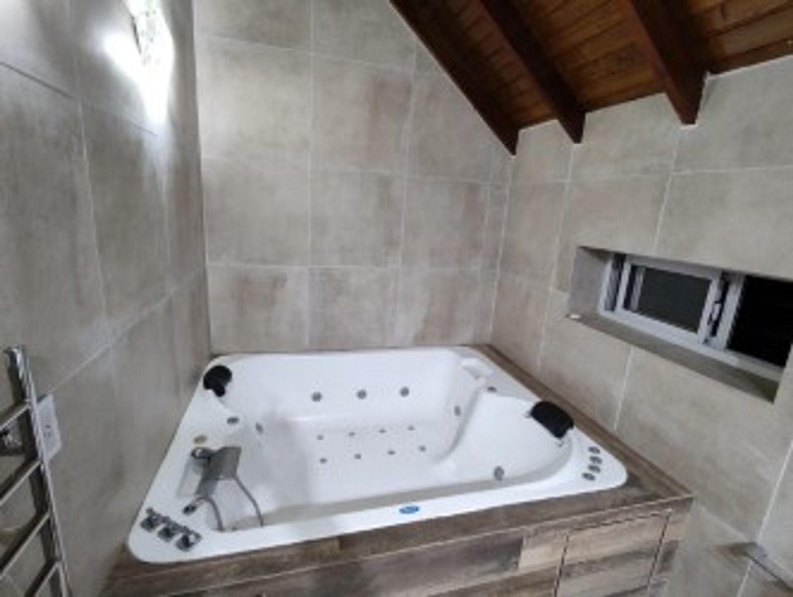 VENTA CASA 5 AMBIENTES CON COCHERA,QUINCHO Y PILETA MORON - 16