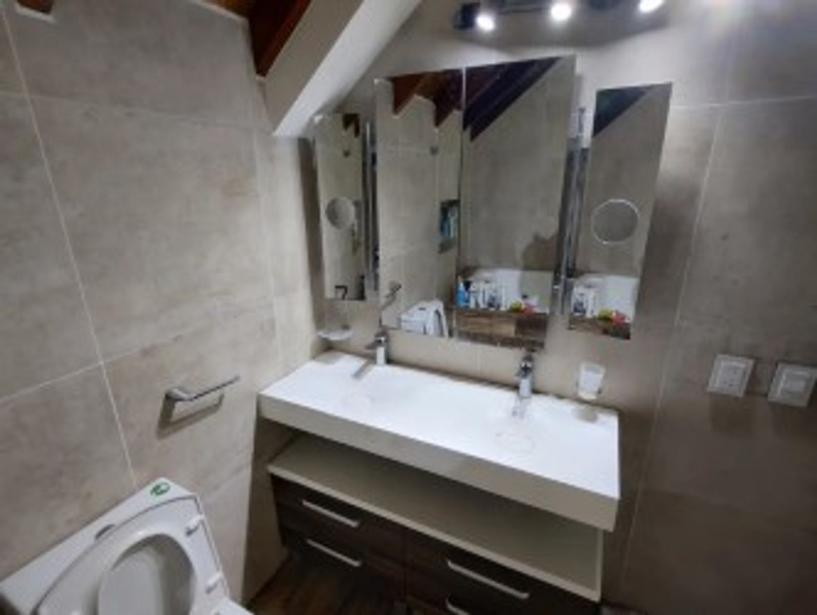 VENTA CASA 5 AMBIENTES CON COCHERA,QUINCHO Y PILETA MORON - 17
