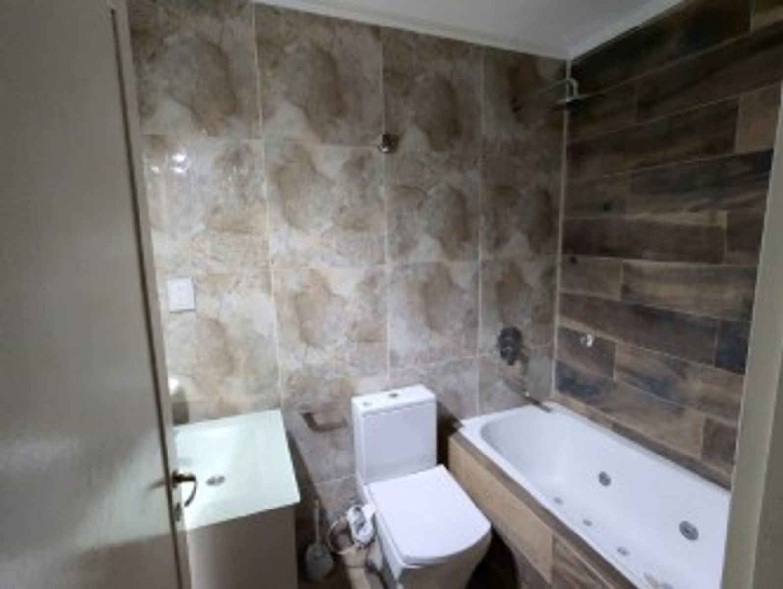VENTA CASA 5 AMBIENTES CON COCHERA,QUINCHO Y PILETA MORON - 19