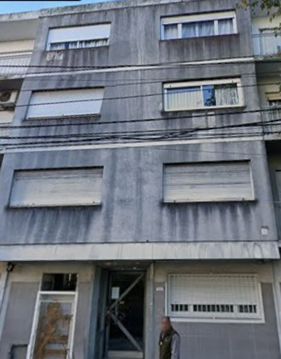 VENTA - DEPARTAMENTO 3 AMBIENTES REFRACCIONADO CON PATIO RAMOS MEJIA - 2