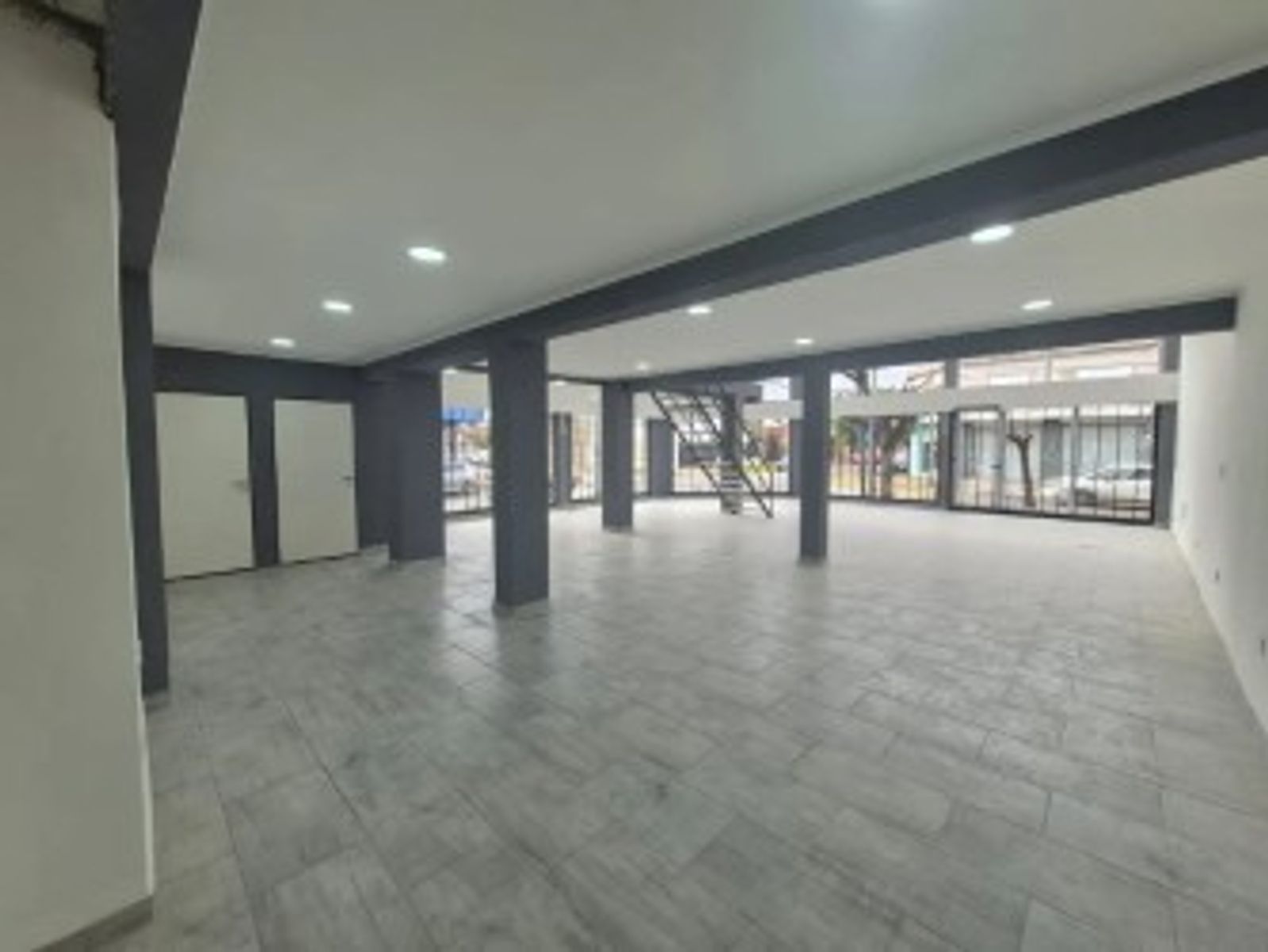ALQUILER - LOCAL COMERCIAL CENTRICO VILLA LUZURIAGA - 10