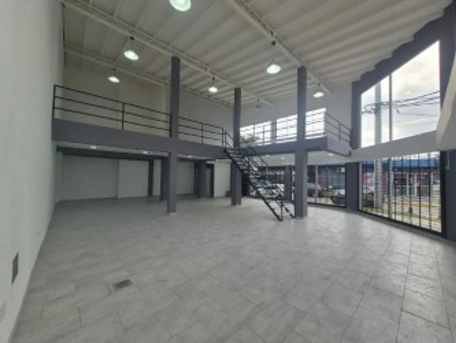 ALQUILER - LOCAL COMERCIAL CENTRICO VILLA LUZURIAGA - 11