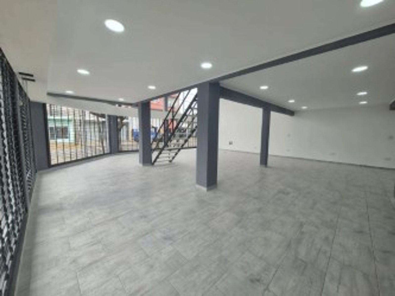 ALQUILER - LOCAL COMERCIAL CENTRICO VILLA LUZURIAGA - 16