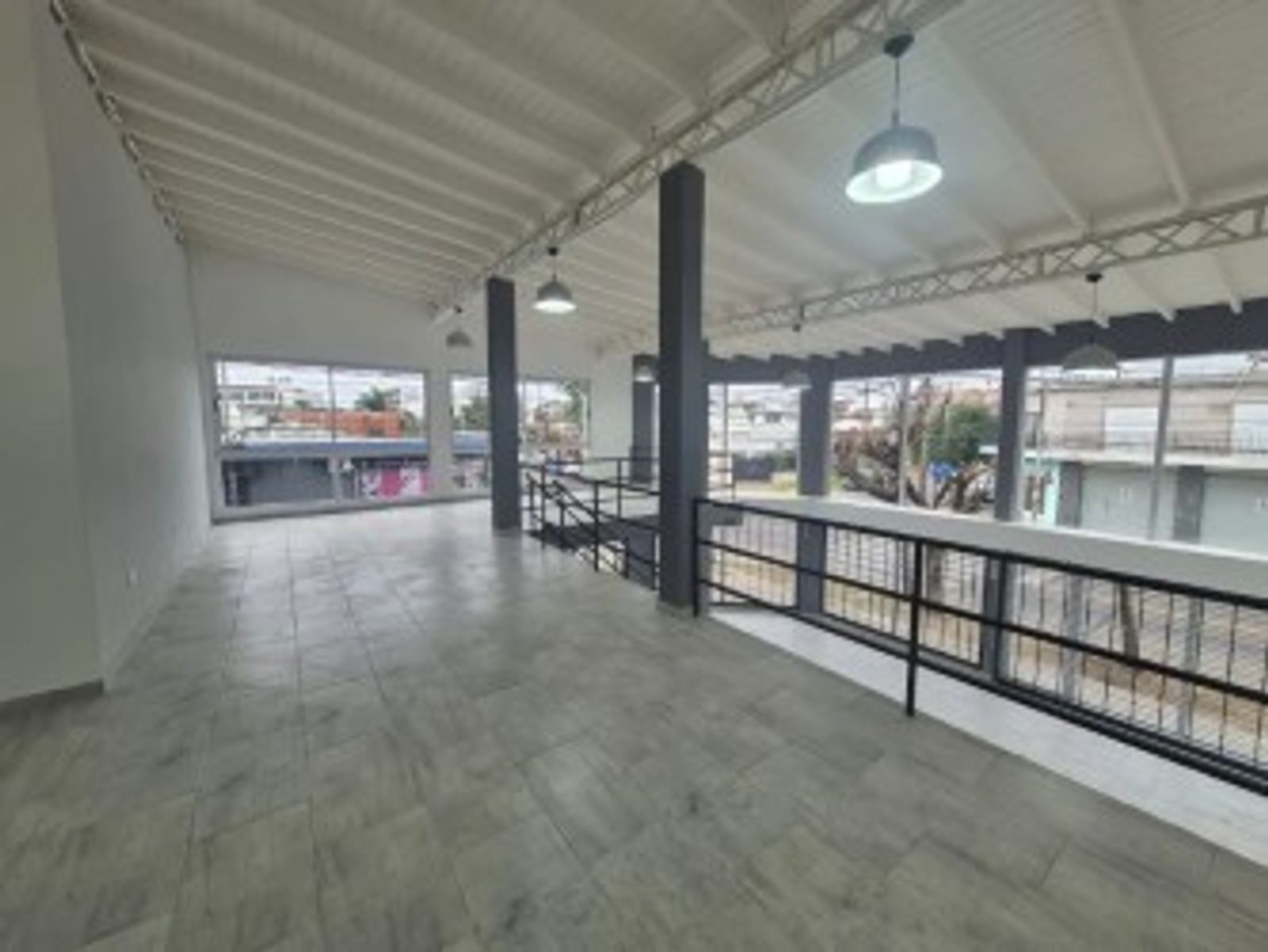 ALQUILER - LOCAL COMERCIAL CENTRICO VILLA LUZURIAGA - 18
