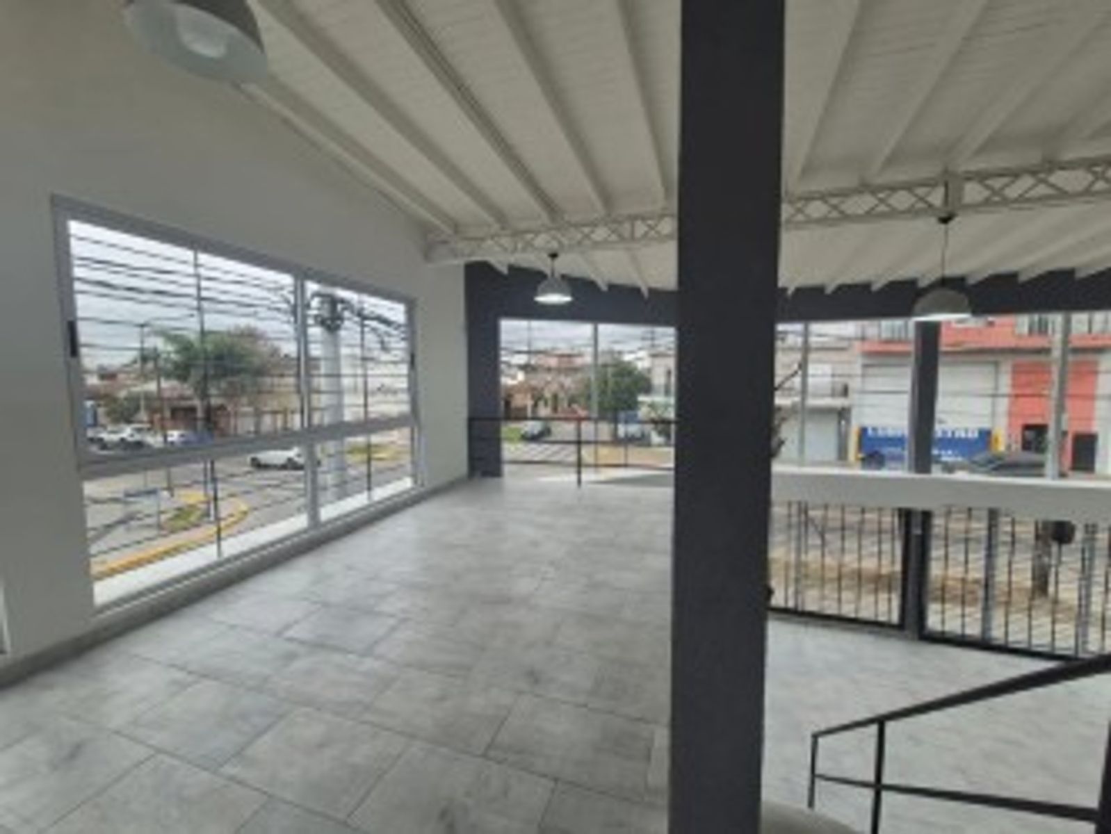 ALQUILER - LOCAL COMERCIAL CENTRICO VILLA LUZURIAGA - 25