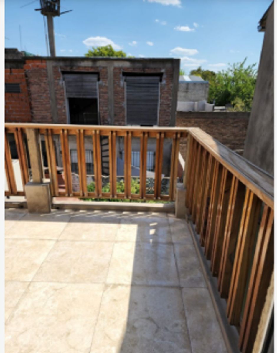 VENTA - CASA CON DOS DEPARTAMENTOS 3 AMBIENTES CASTELAR - 13