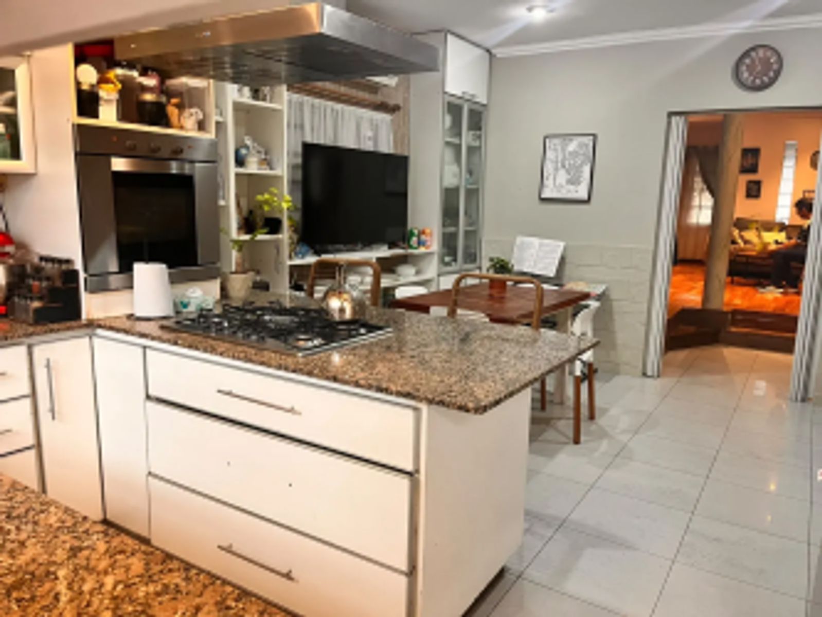 Venta - Casa 6 Ambientes Con Pileta Climatizada, Fondo Y Cochera Caseros — foto 4