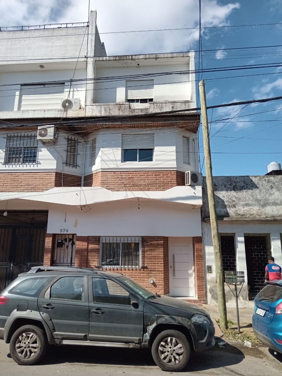 Venta Ramos Mejia Triplex al frente 4 ambientes con garage y terraza - 2
