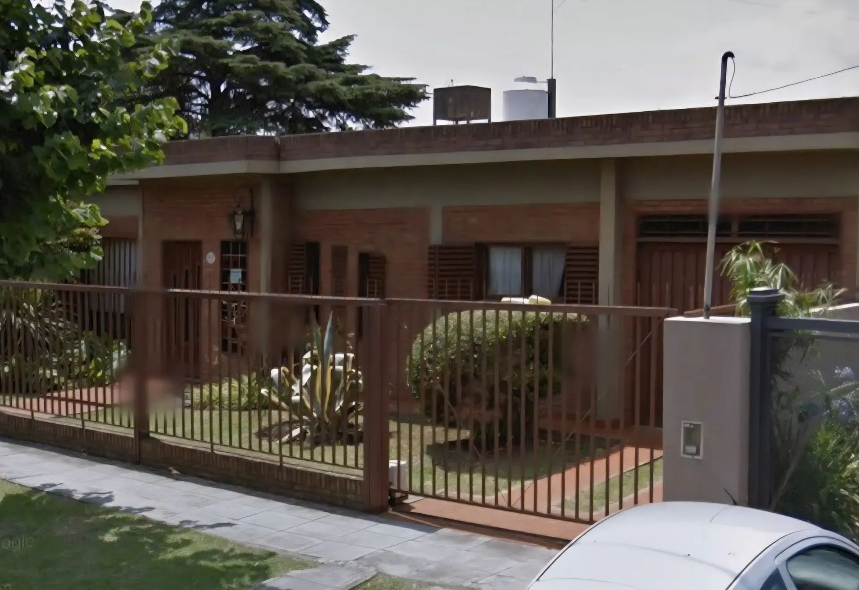 VENTA CASA 4 AMBIENTES CON JARDIN Y COCHERA CASTELAR