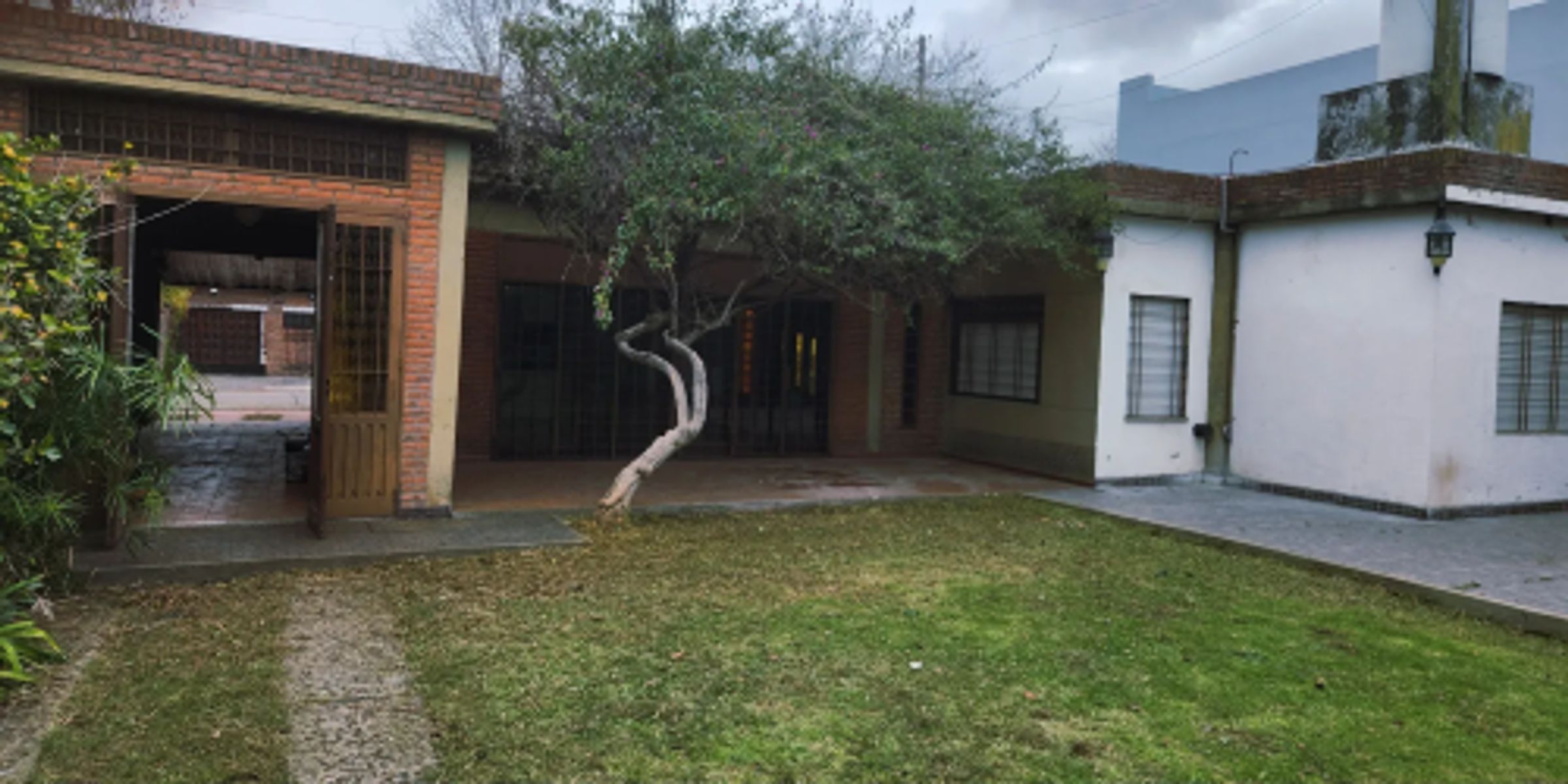 VENTA CASA 4 AMBIENTES CON JARDIN Y COCHERA CASTELAR - 2