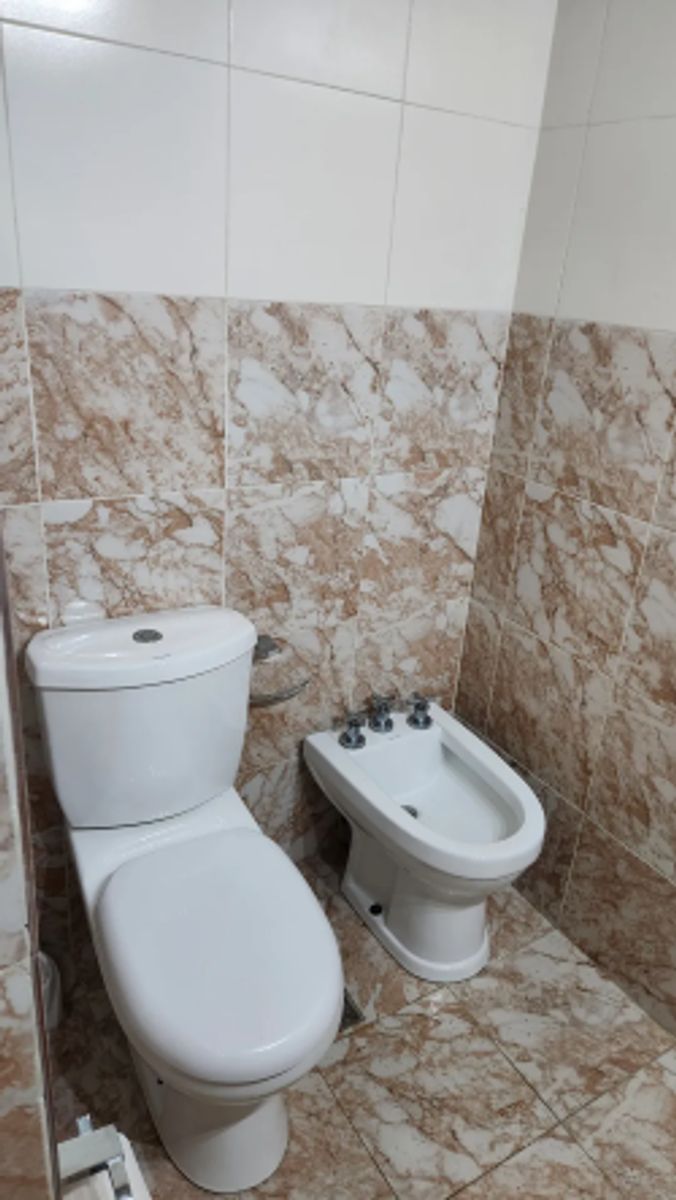 VENTA CASA 4 AMBIENTES CON JARDIN Y COCHERA CASTELAR - 9