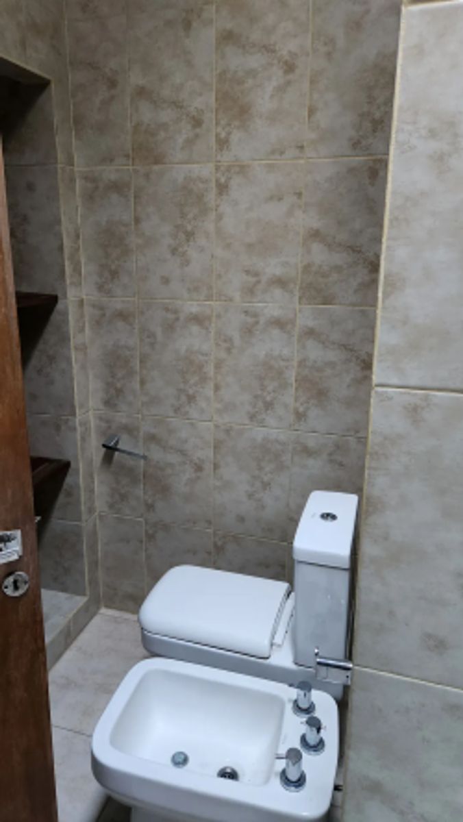 VENTA CASA 4 AMBIENTES CON JARDIN Y COCHERA CASTELAR - 10