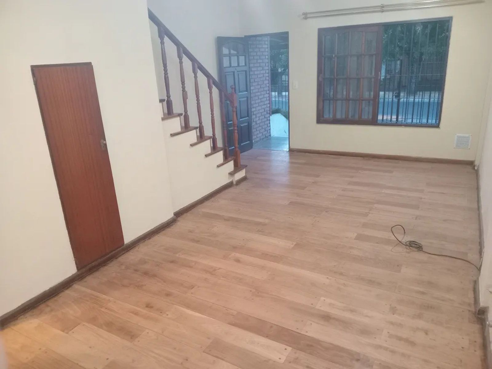 Alquiler duplex 3 ambientes con patio y cochera Villa Luzuriaga - 2