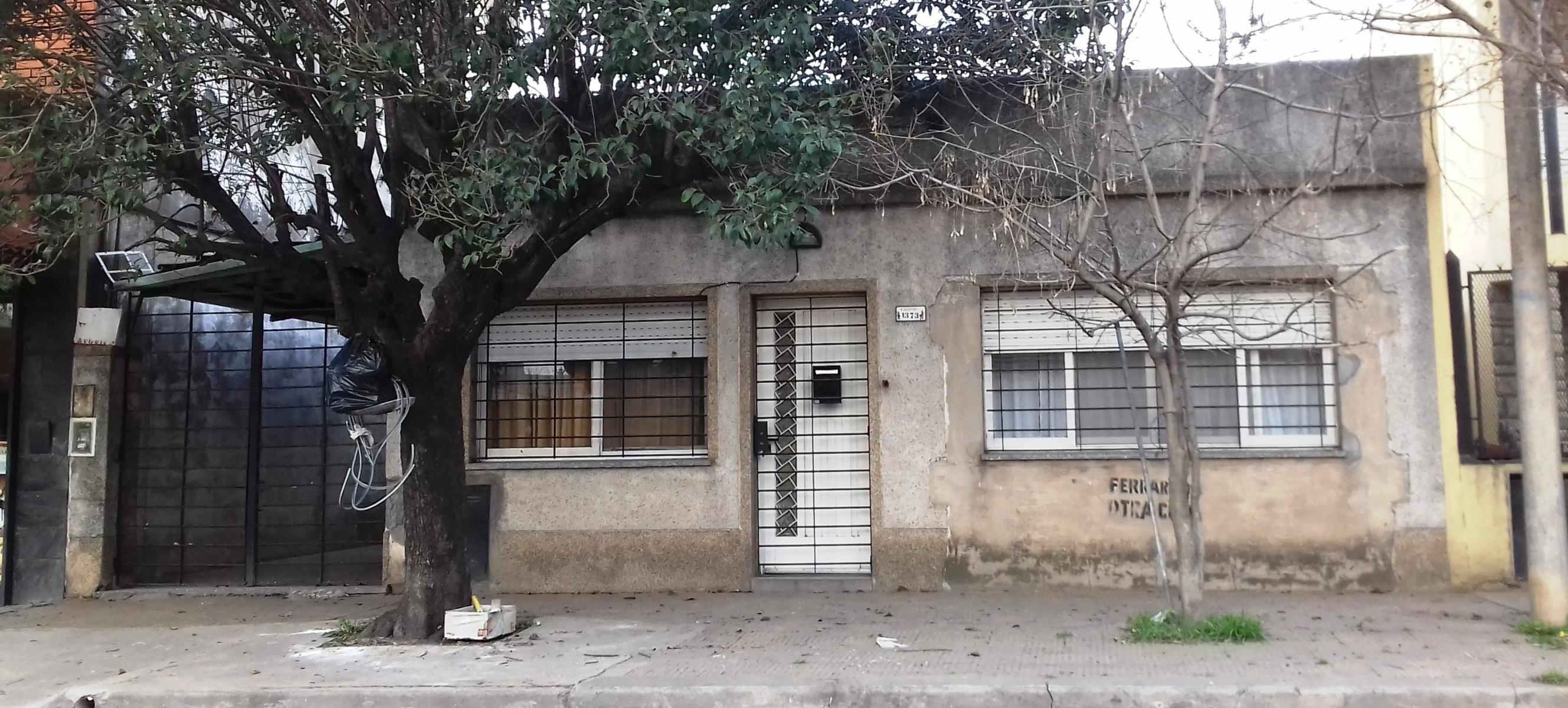 Casa con Planos y Escritura.