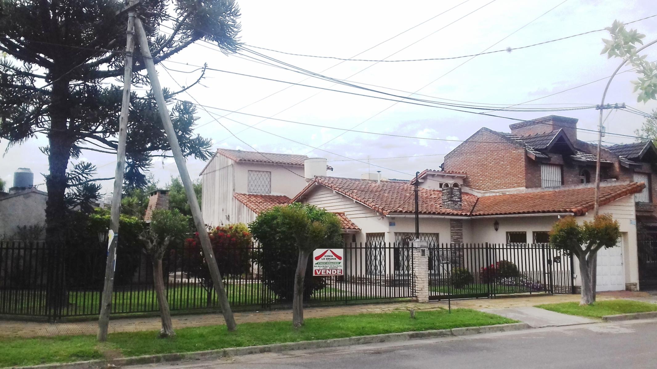 Hermosa casa con dependencia en venta