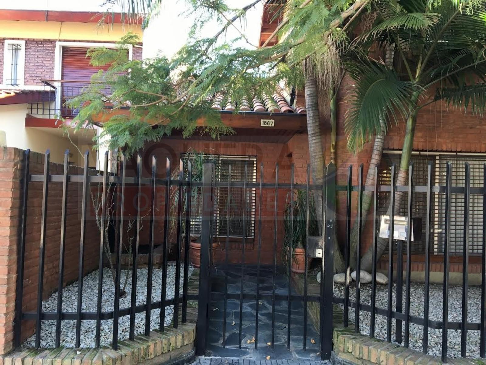 Hermoso chalet en dos plantas sobre lote propio.