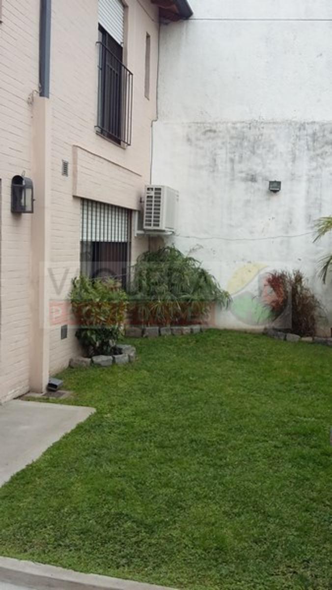 Hermosa Casa de Dos Plantas con Jardin, Lote Propio, a metros de Avenida Peron. — foto 2