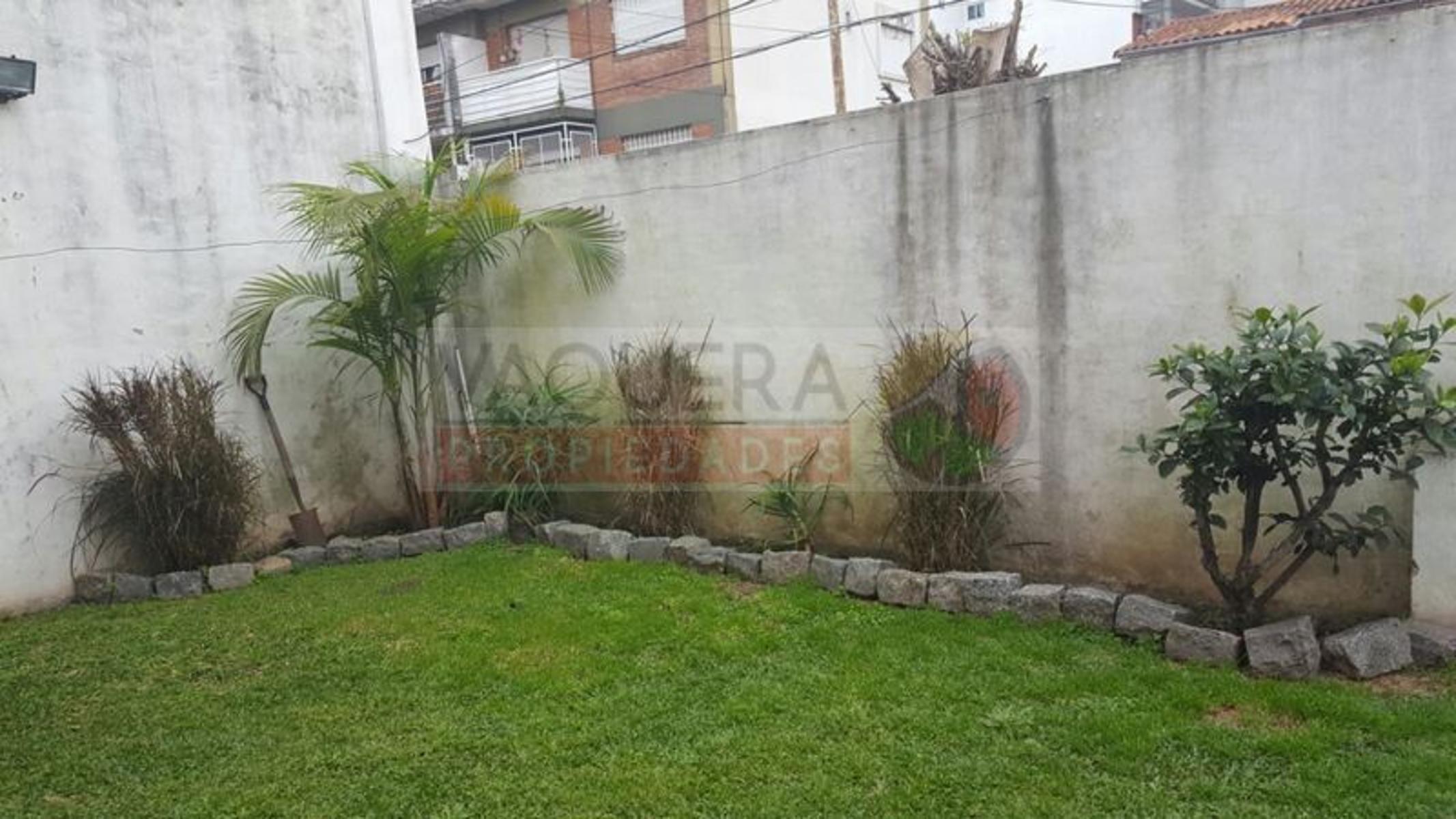 Hermosa Casa de Dos Plantas con Jardin, Lote Propio, a metros de Avenida Peron. — foto 3