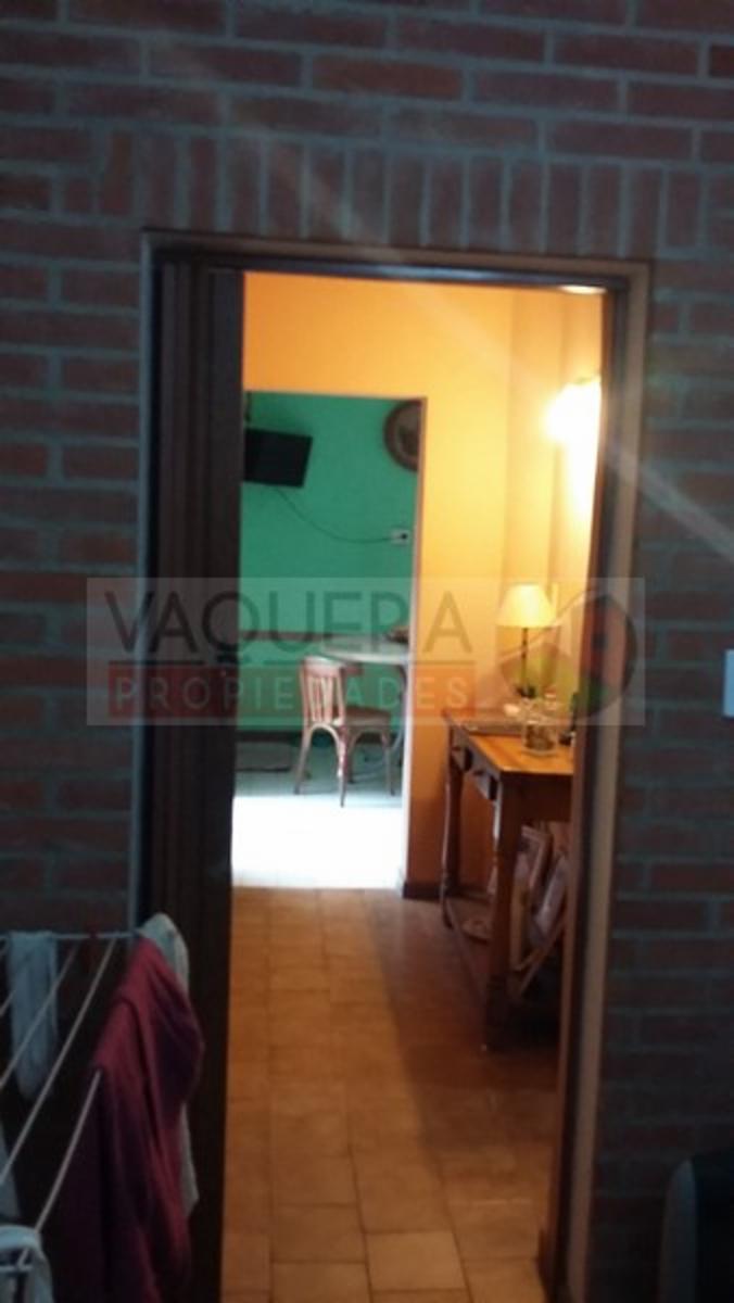 Hermosa Casa de Dos Plantas con Jardin, Lote Propio, a metros de Avenida Peron. — foto 4