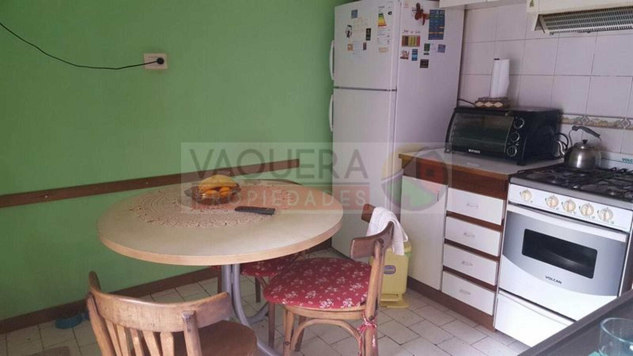Hermosa Casa de Dos Plantas con Jardin, Lote Propio, a metros de Avenida Peron. — foto 5