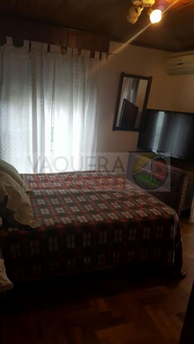 Hermosa Casa de Dos Plantas con Jardin, Lote Propio, a metros de Avenida Peron. — foto 8