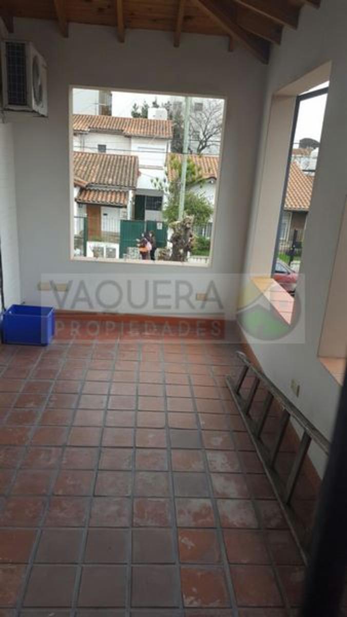 Hermosa Casa de Dos Plantas con Jardin, Lote Propio, a metros de Avenida Peron. — foto 9