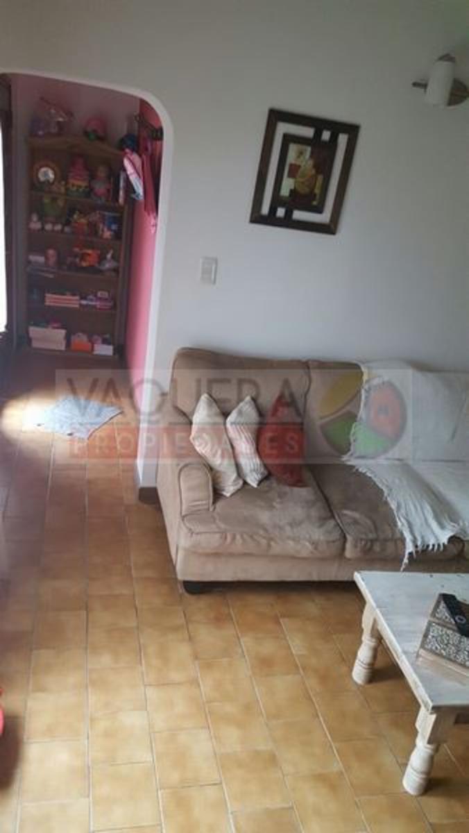 Hermosa Casa de Dos Plantas con Jardin, Lote Propio, a metros de Avenida Peron. — foto 10