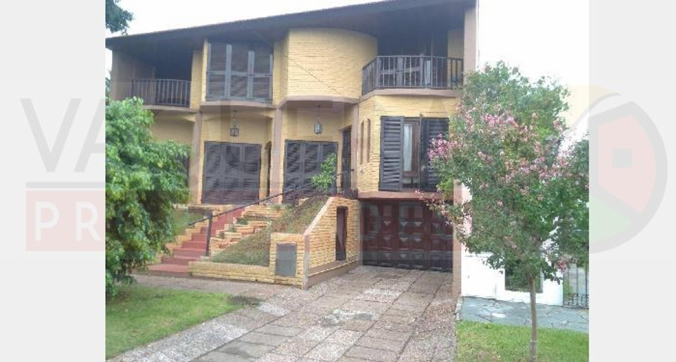 Solido Chalet en Dos Plantas con Jardin en Lote Propio — foto 2