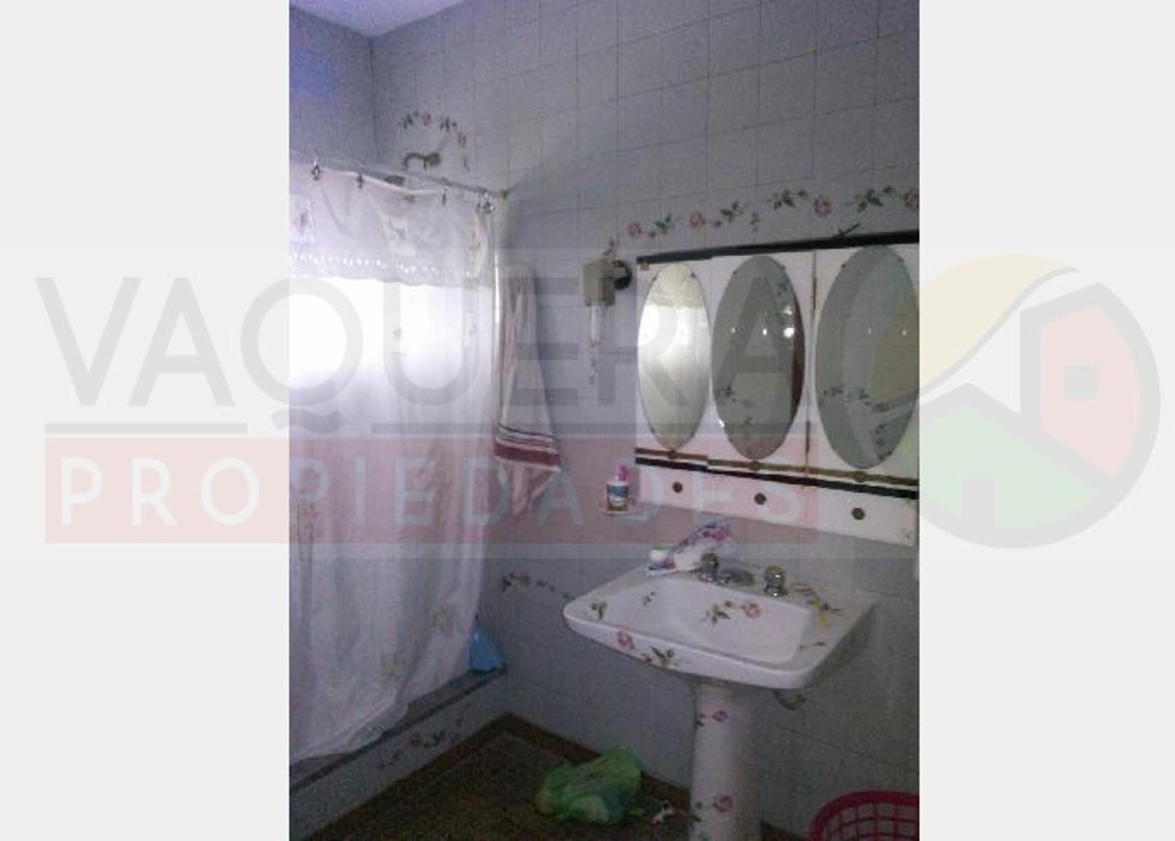 Solido Chalet en Dos Plantas con Jardin en Lote Propio — foto 5