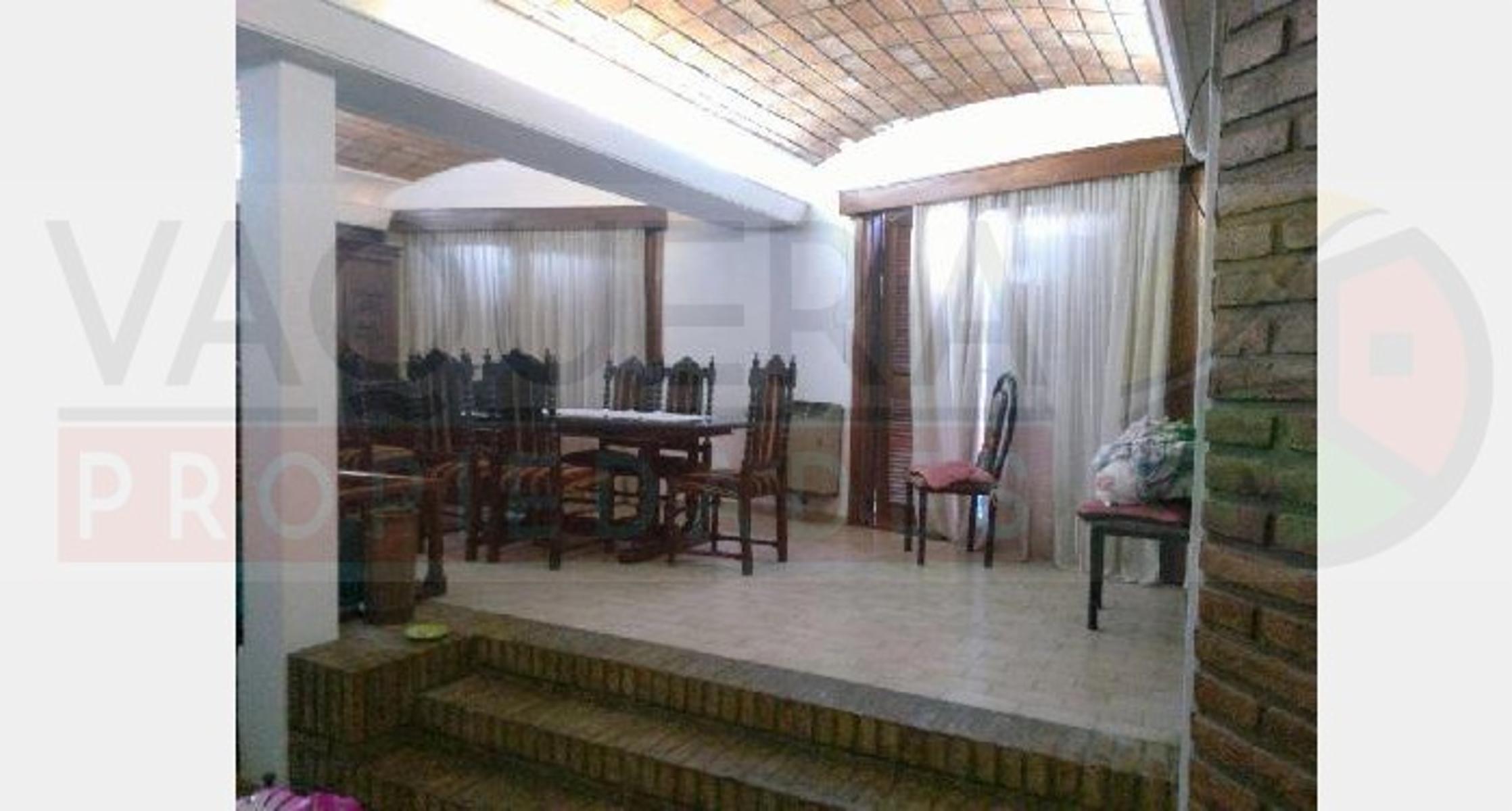 Solido Chalet en Dos Plantas con Jardin en Lote Propio — foto 6