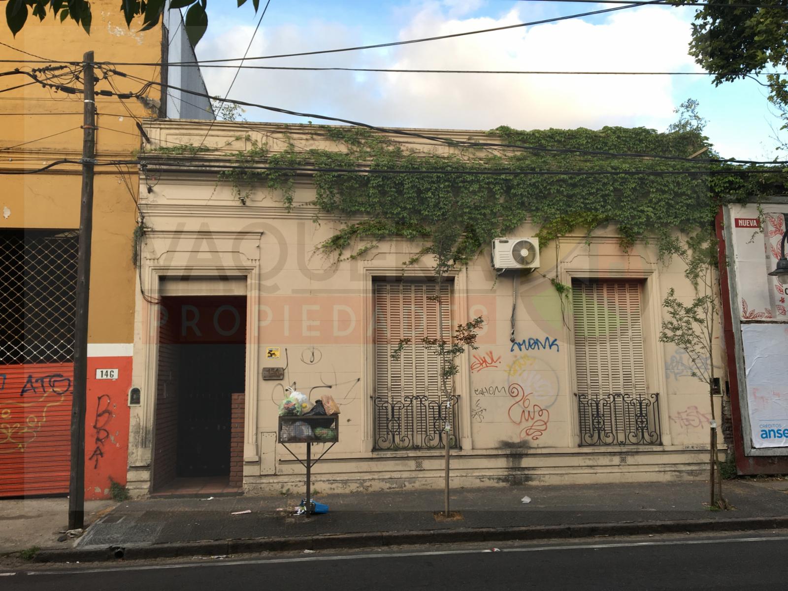 PH al medio de tres ambientes en dos plantas sobre Av.del Libertador en San Fernando.