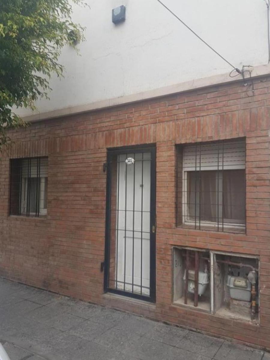 Muy cómodo PH de dos dormitorios en Planta Baja al frente en Virreyes.