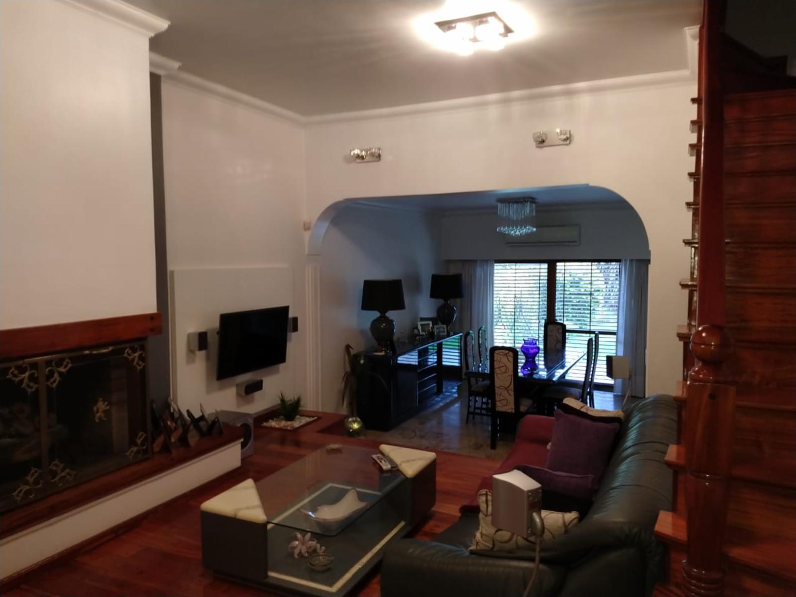 Hermoso Chalet de Tres Dorm. + Playroom y Jardin con Pileta en Venta. — foto 2
