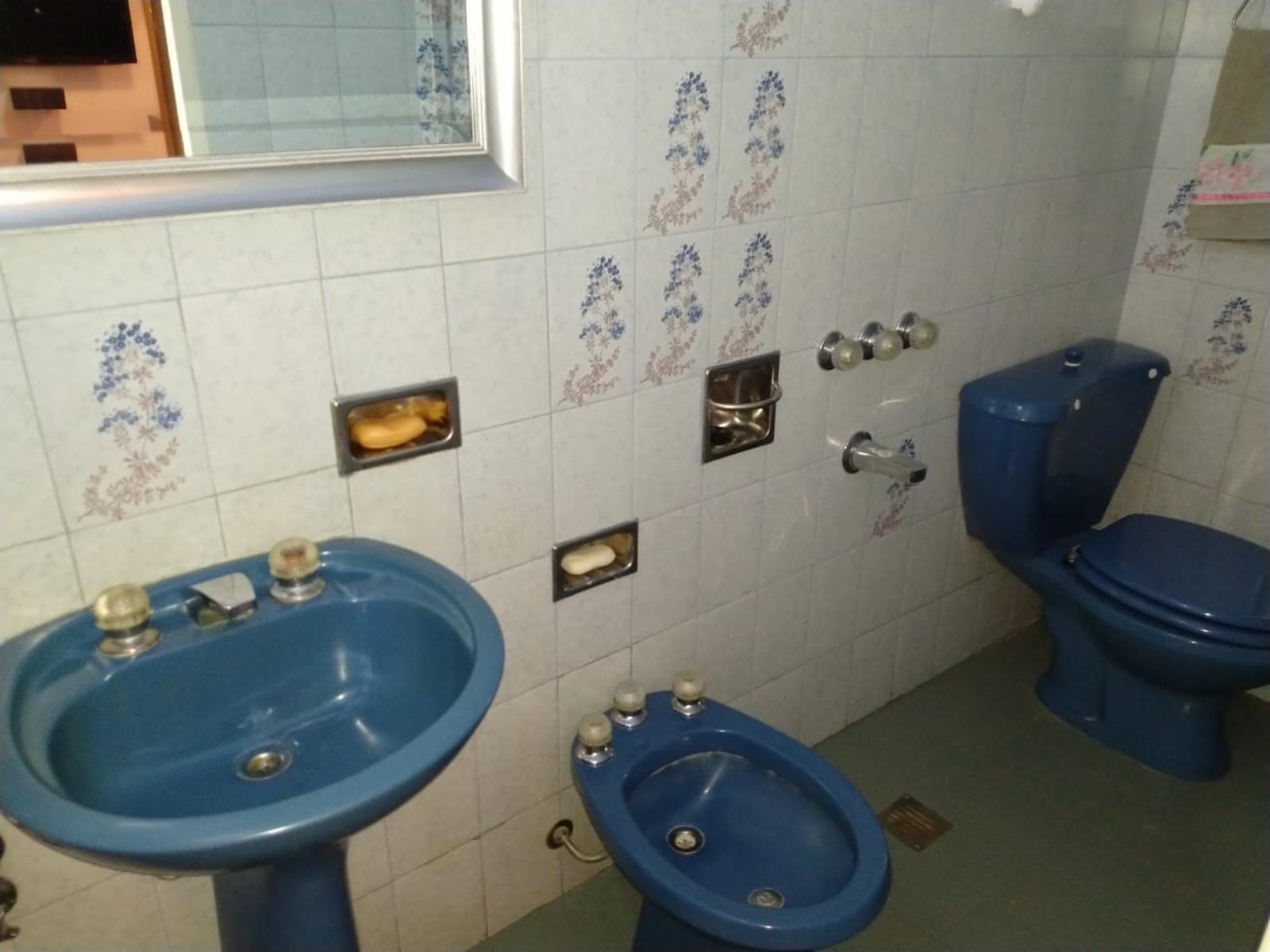 Hermoso Chalet de Tres Dorm. + Playroom y Jardin con Pileta en Venta. — foto 5