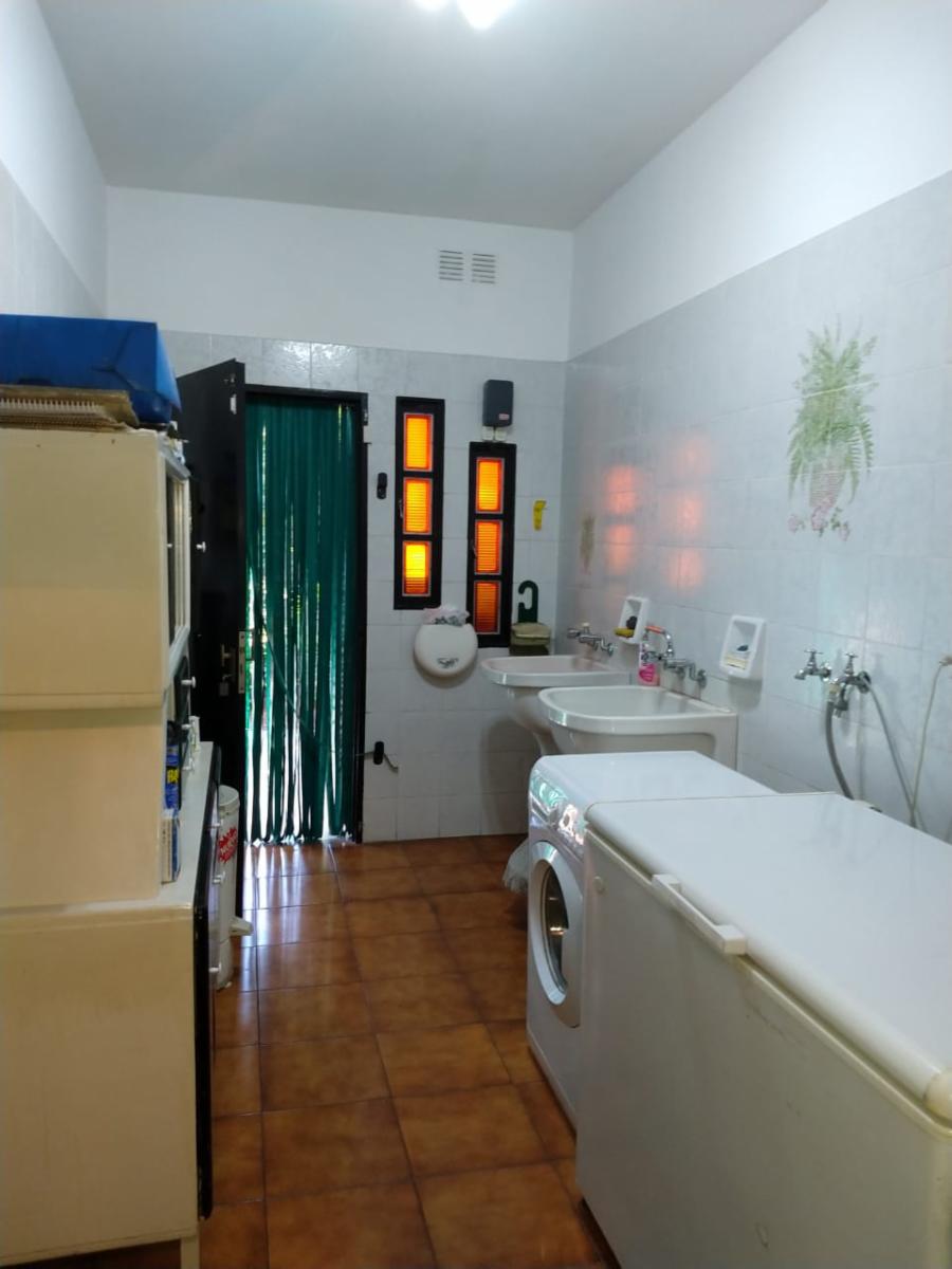 Hermoso Chalet de Tres Dorm. + Playroom y Jardin con Pileta en Venta. — foto 11
