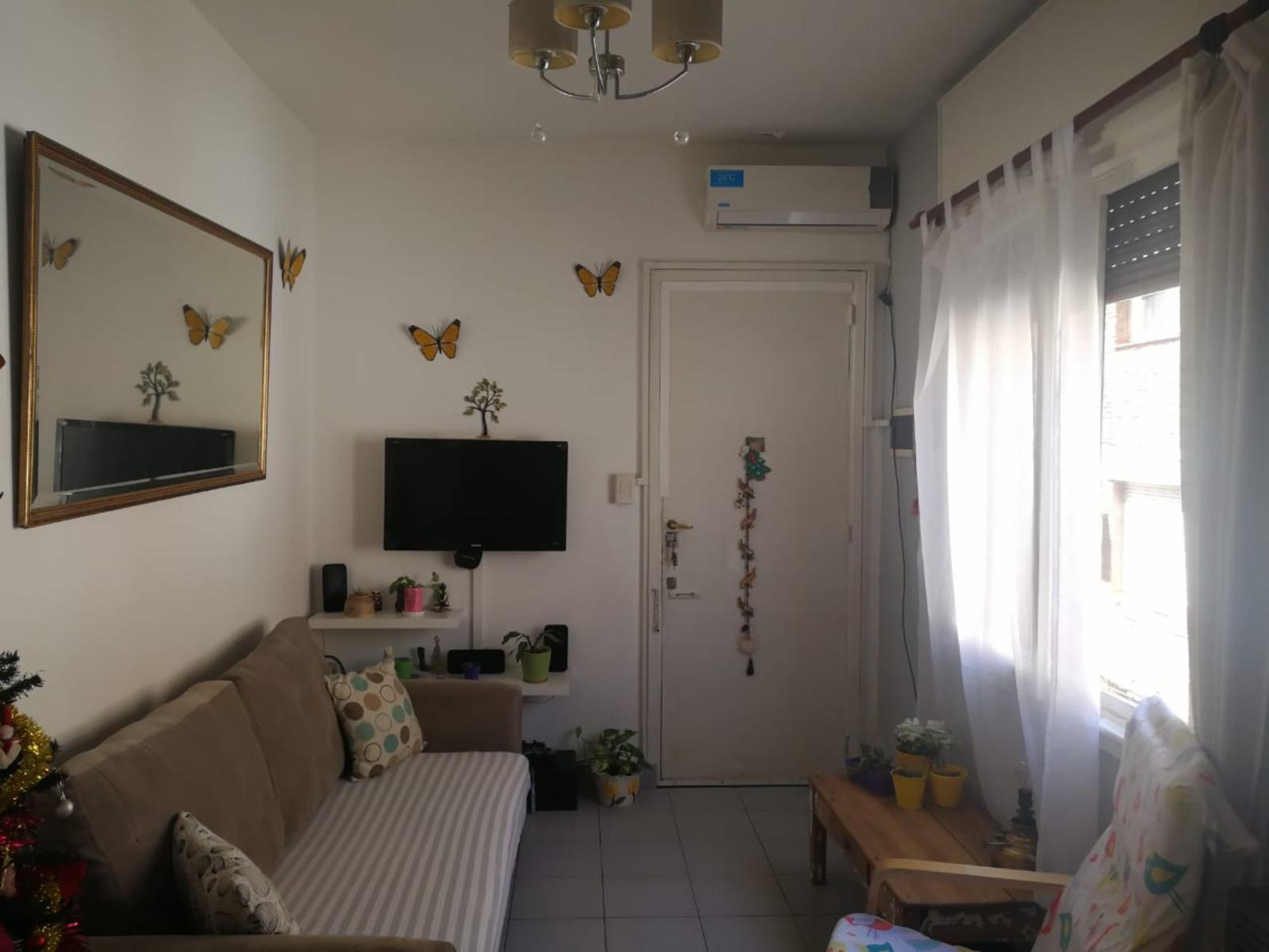 Hermoso y cómodo departamento de tres ambientes con cochera en venta en San Isidro.