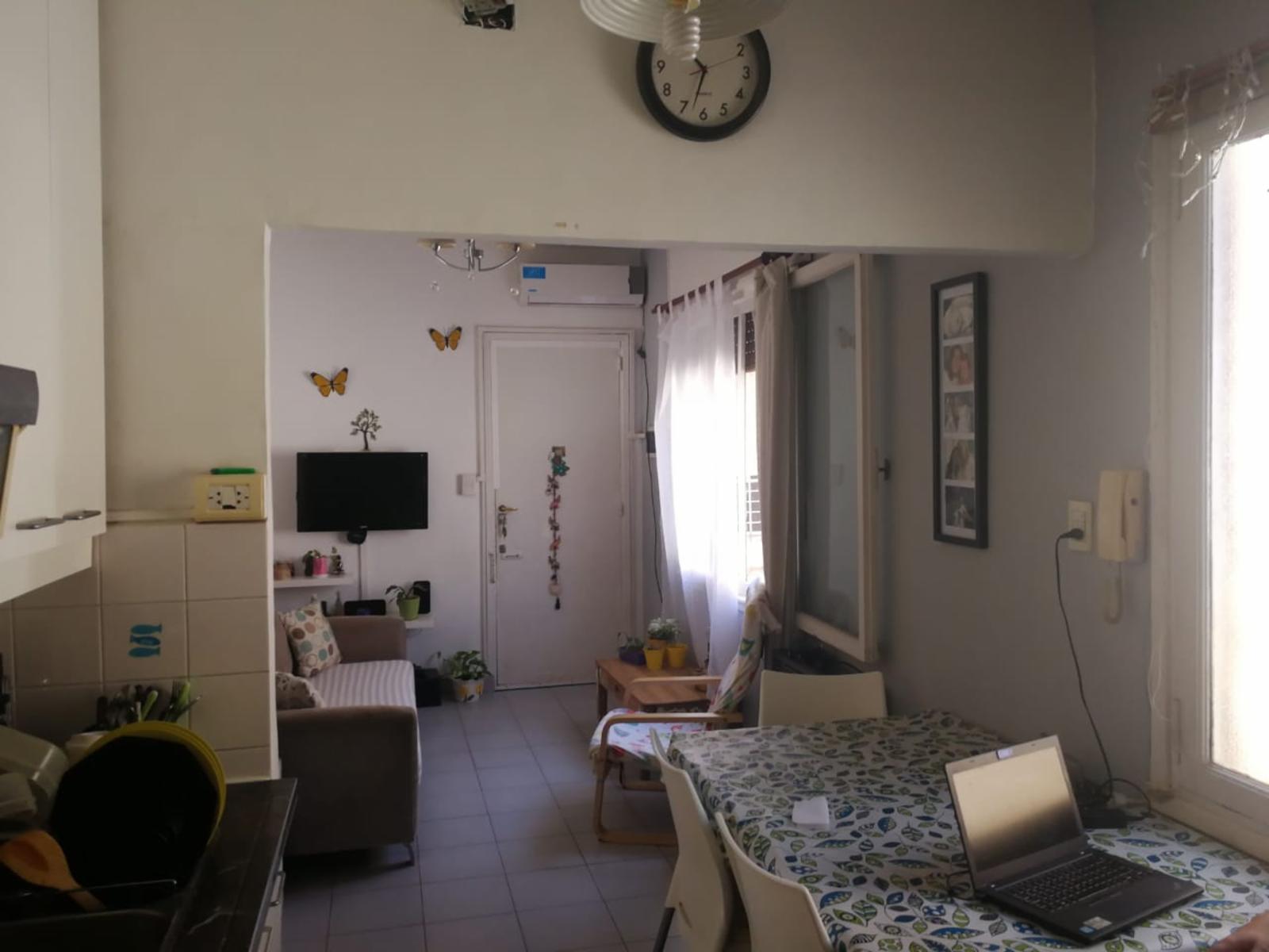 Hermoso y cómodo departamento de tres ambientes con cochera en venta en San Isidro. — foto 3