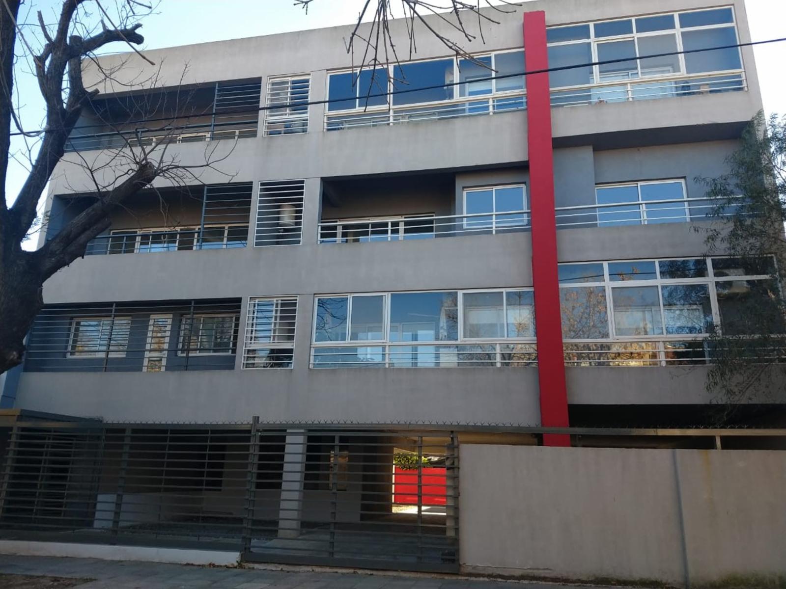 VaqueraPropiedades vende departamento de tres ambientes y dos cocheras en Beccar.