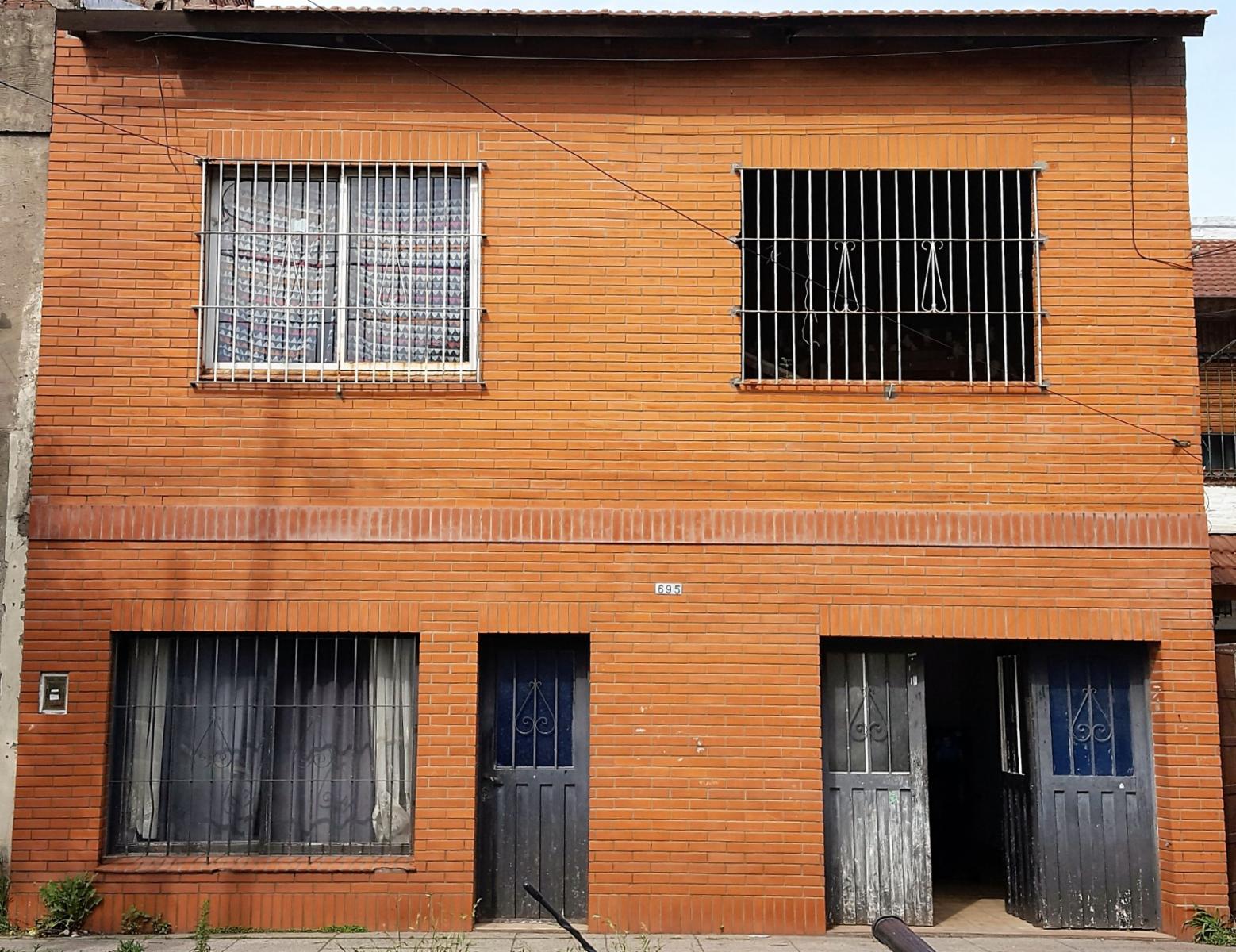 SE VENDE CASA 3 AMBIENTES EN VILLA LUZURIAGA. IDEAL CONSTRUCTOR