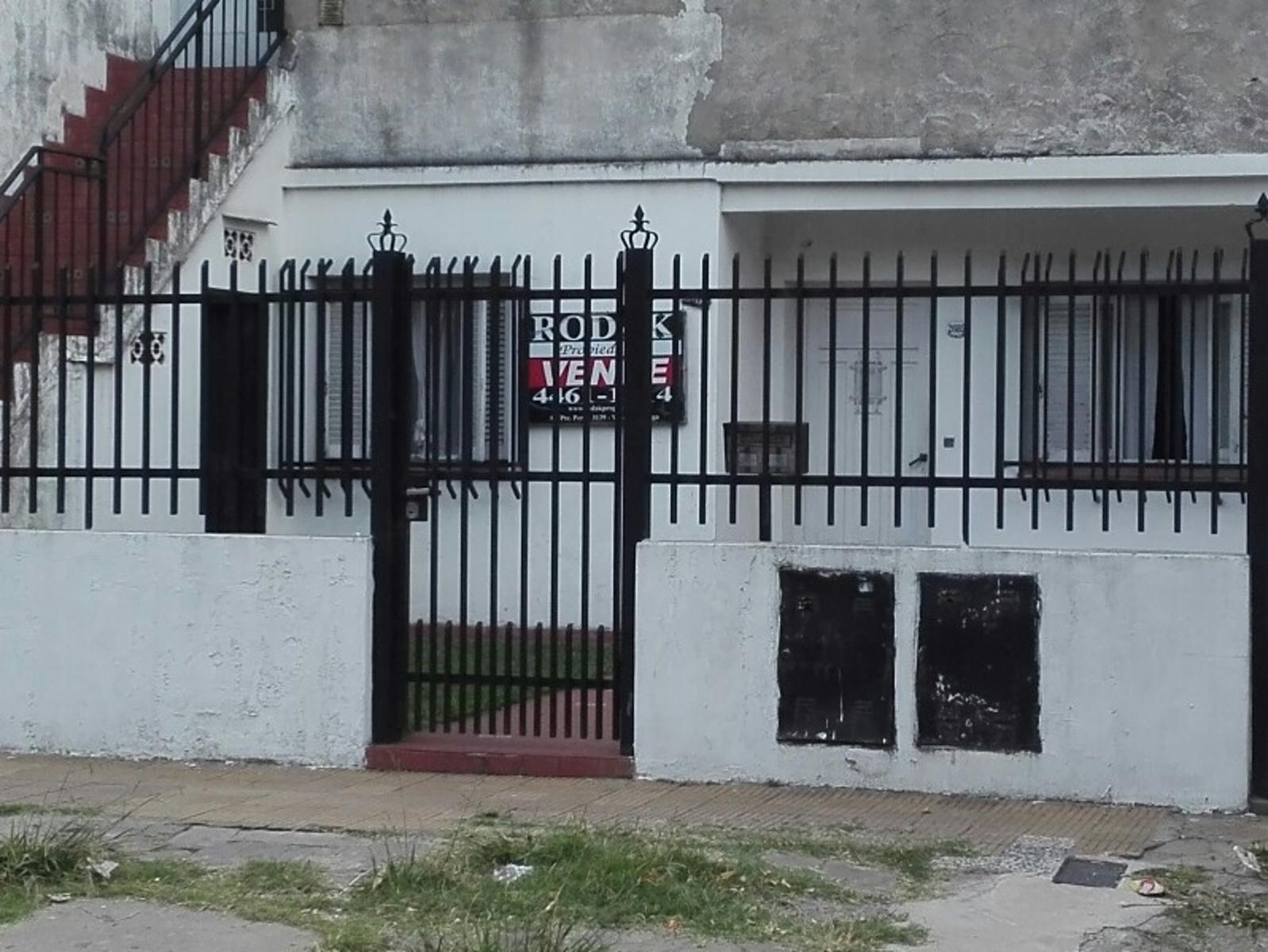SE VENDE PH AL FRENTE 3 AMBIENTES A RECICLAR CON ENTRADA DE AUTO Y PATIO EN SAN JUSTO
