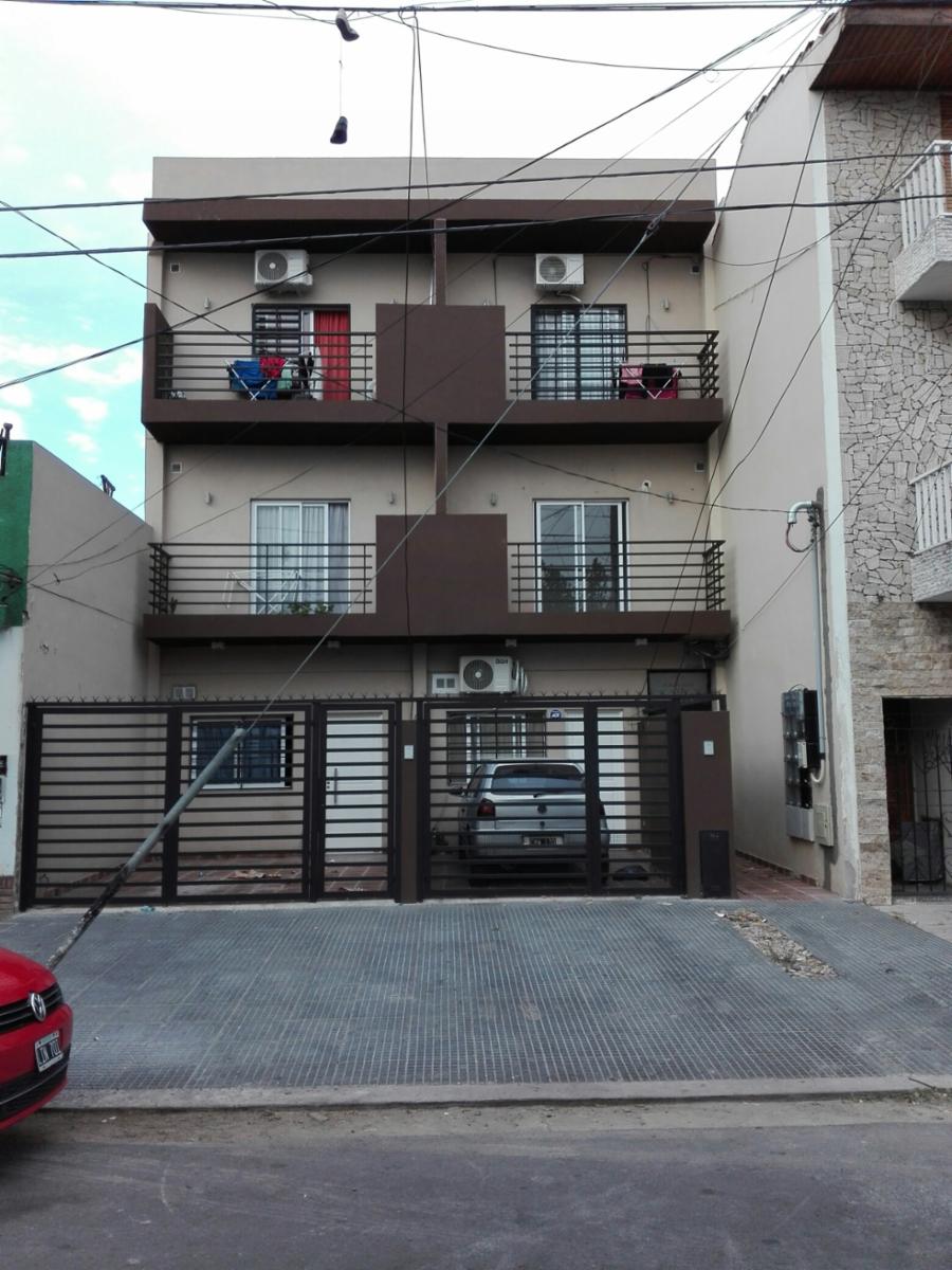 SE VENDEN DEPARTAMETOS 2 AMBIENTES EN 1ero Y 2do Piso - AL FRENTE Y CONTRAFRENTE EN VILLA LUZURIAGA. FINANCIACION DIRECTA