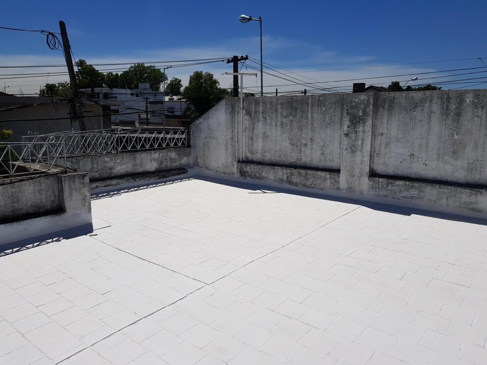 SE VENDE PH AL FRENTE 3 AMBIENTES EN MORON