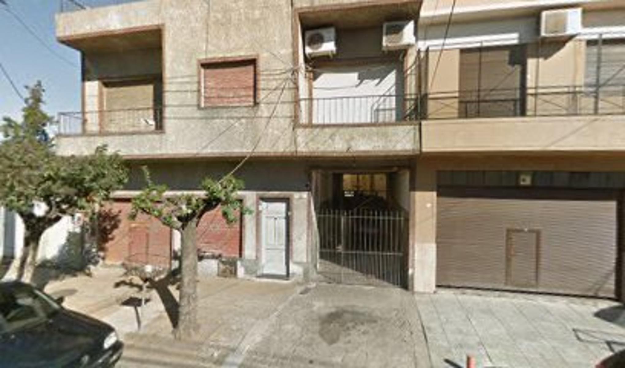 SE VENDE DEPARTAMENTO 2 AMBIENTES EN 1° PISO POR ESCALERA + LOCAL 40 M2 EN SAN JUSTO
