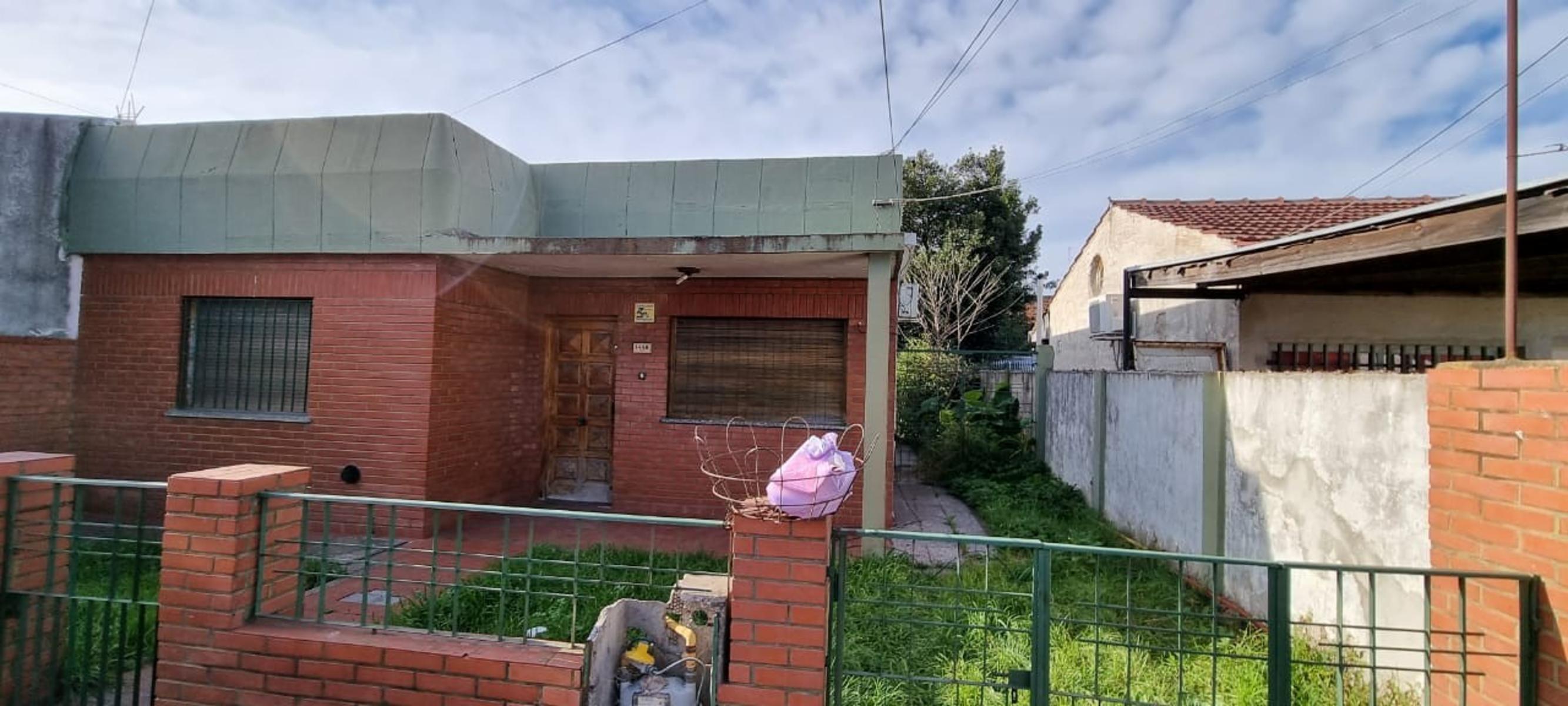 SE VENDE CASA 3 AMBIENTES A RECICLAR O DEMOLER LOTE 10 X 30 - VILLA LUZURIAGA