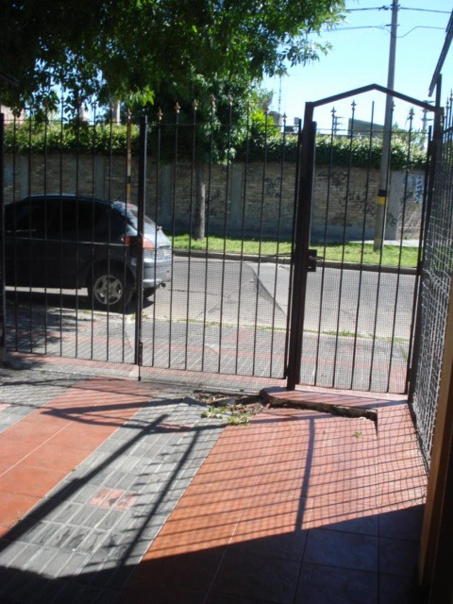 SE VENDE DUPLEX 2 AMBIENTES Y MEDIO CON COCHERA CUBIERTA, COCHERA DESCUBIERTA Y TERRZA EN SAN JUSTO — foto 2