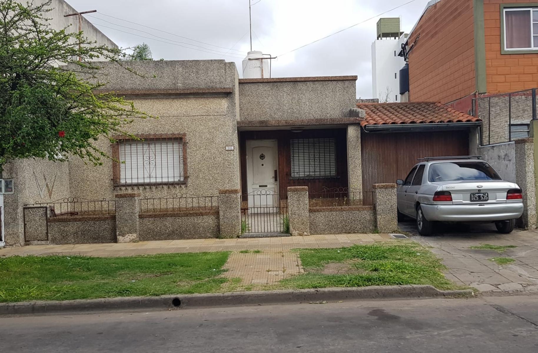 SE VENDE CASA 3 AMBIENTES A REFACCIONAR SOBRE LOTE 10 X 30 EN VILLA LUZURIAGA
