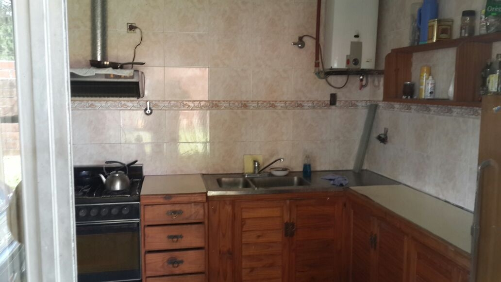 SE VENDE CASA 4 AMBIENTES CON QUINCHO Y PARQUE EN SANTA TERESITA — foto 2