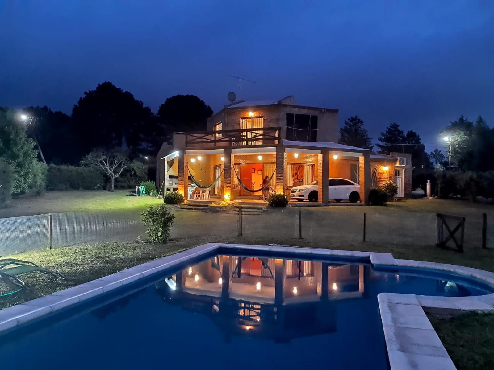 POTRERO DE GARAY, A 2 CUADRAS DEL LAGO CON PISCINA, CAPACIDAD HASTA 7 PERSONAS - 1