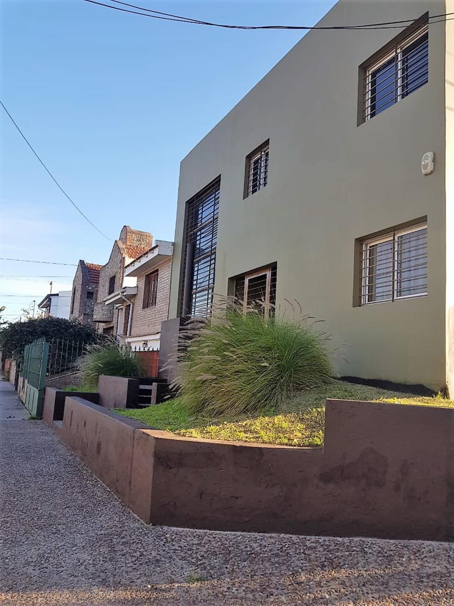 CASA DE 3/4 DORMITORIOS EN QUEBRADA DE LAS ROSAS, SOBRE CALLE CHAMCAY, ESCRITURA Y POSESIÓN INMEDIATA. — foto 2